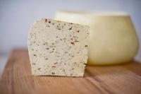 Монкле́р Тоска́н — сыр выдержанный, с итальянскими травами